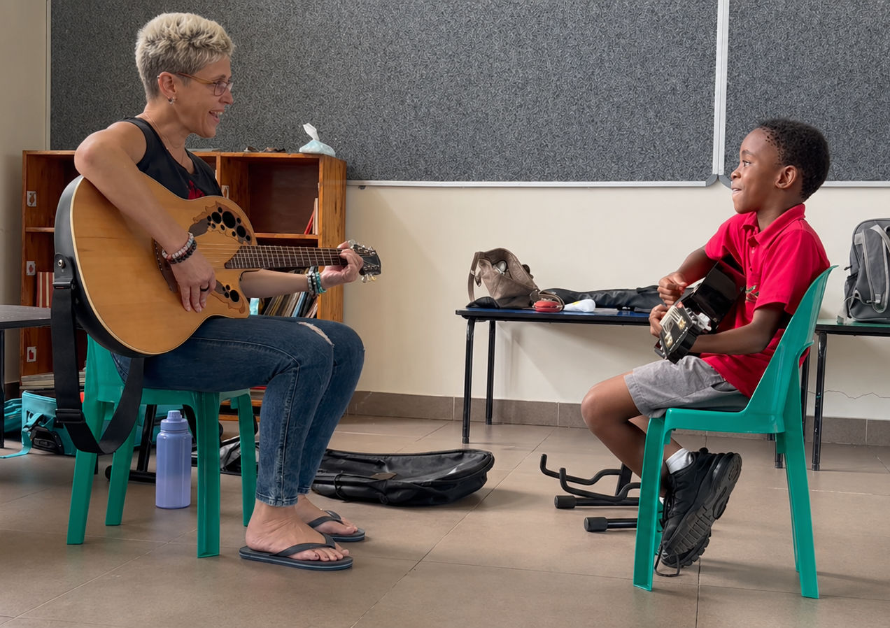 Melanie Lowe teaching beginner guitar lessons in Durban