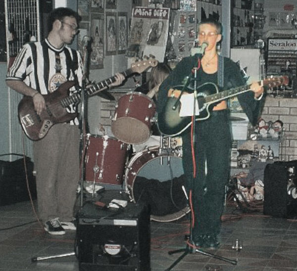 Melanie Lowe award-winning South African singer-songwriter