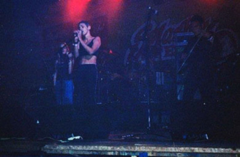 Melanie Lowe teaching beginner guitar lessons in Durban