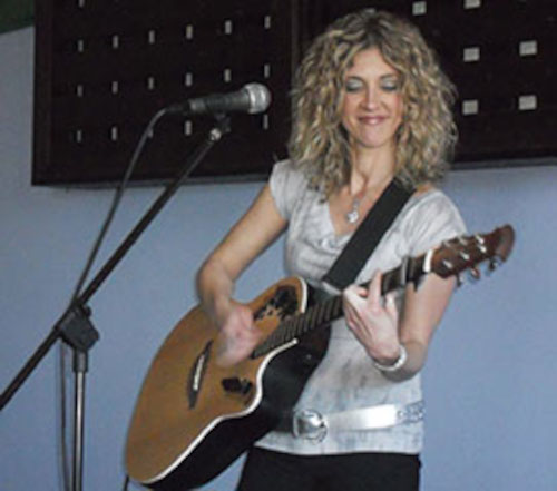Melanie Lowe, independent South African artist and songwriter