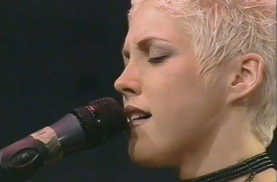 Melanie Lowe teaching vocal technique and confidence