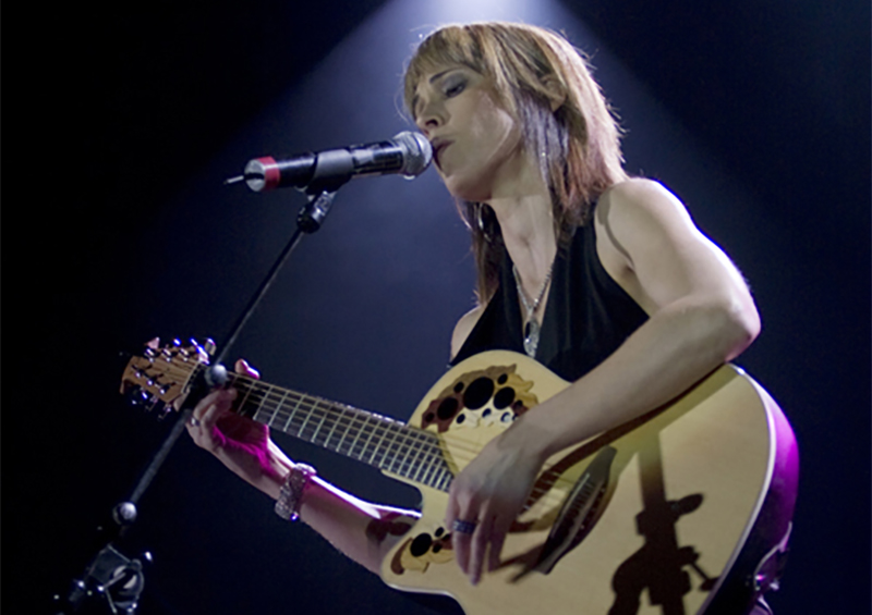 Melanie Lowe award-winning South African singer-songwriter