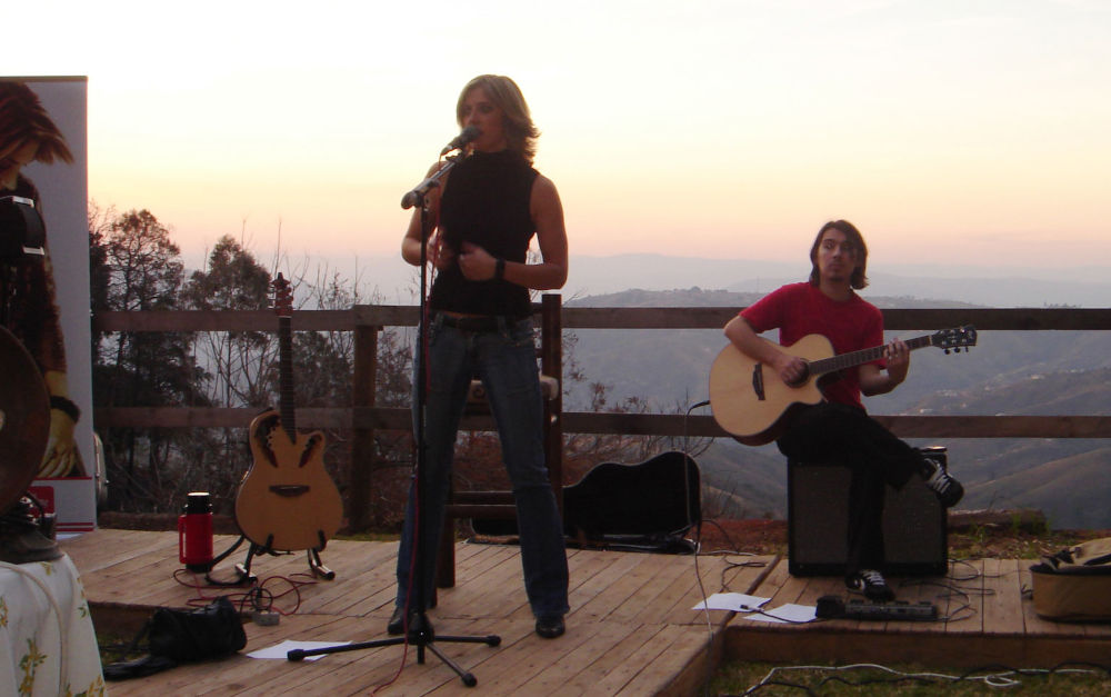 Melanie Lowe unplugged live performance with guitar