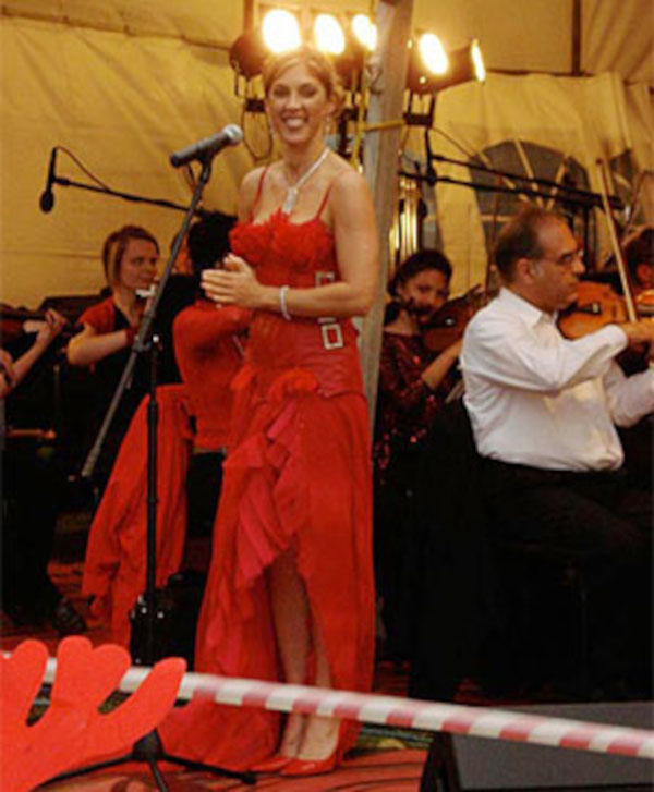 Melanie Lowe live acoustic performance, South African singer-songwriter